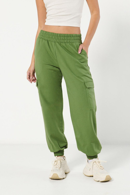 Pantalón cargo jogger unicolor con bolsillos laterales