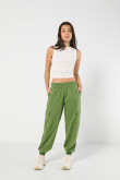 Pantalón cargo jogger unicolor con bolsillos laterales