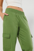 Pantalón cargo jogger unicolor con bolsillos laterales