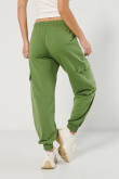 Pantalón cargo jogger unicolor con bolsillos laterales