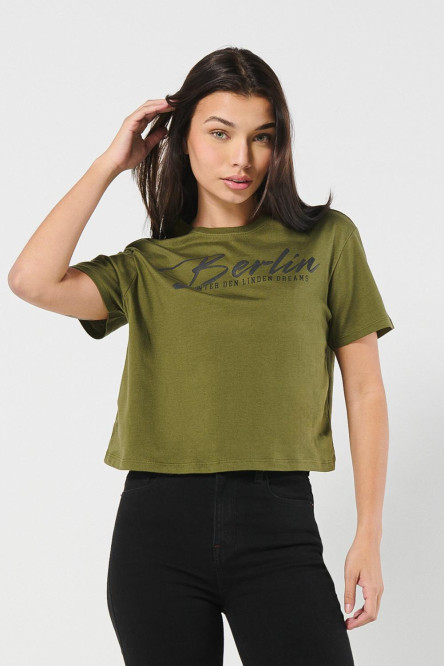 Camiseta crop top verde oscura con texto college en frente