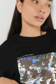 Camiseta oversize unicolor con diseño animal print brillante