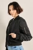 Chaqueta bomber unicolor con acolchado interno y bolsillos