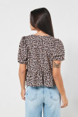 Blusa kaki clara manga corta con diseños animal print