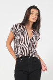 BLUSA ESTAMPADA/POLIESTER  ESCOTE V HOMBRO RODADO