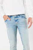 Jean skinny tiro bajo azul claro con rotos localizados