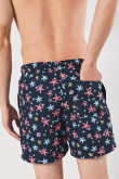 Bermuda playera azul intensa con diseños de estrellas de mar