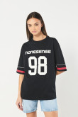 Camiseta oversize negra estampada con manga corta