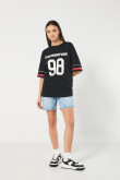 Camiseta oversize negra estampada con manga corta