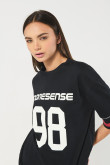 Camiseta oversize negra estampada con manga corta