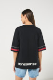 Camiseta oversize negra estampada con manga corta