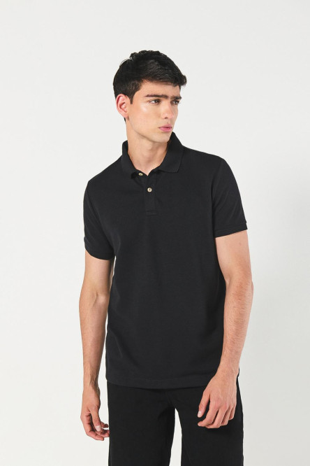 Camiseta negra tipo polo con manga corta y botones