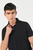 Camiseta Polo tela unicolor con cuello y puños tejidos.