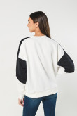 Buzo oversize crema con diseño college y cuello redondo