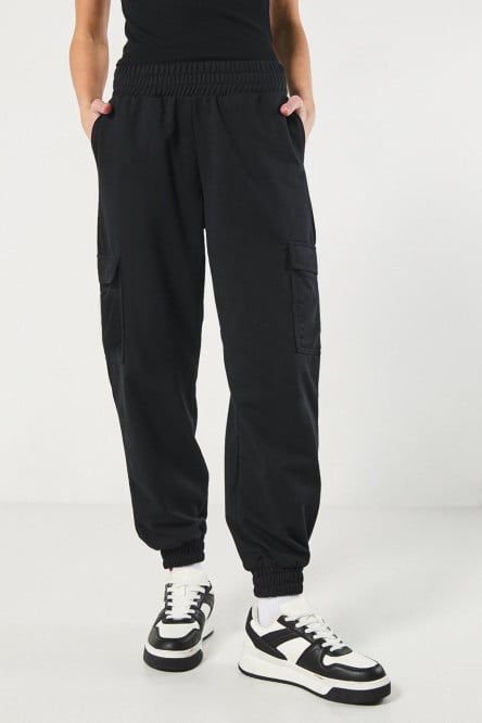 Pantalón cargo jogger unicolor con bolsillos laterales