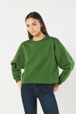 Buzo verde crop top con texto posterior y cuello redondo