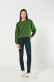 Buzo verde crop top con texto posterior y cuello redondo