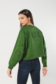 Buzo verde crop top con texto posterior y cuello redondo