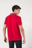 Camiseta unicolor polo con rayas en cuello y puños