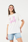 Camiseta para mujer manga corta, blanca, hombro rodado, estampado en frente estilo College.