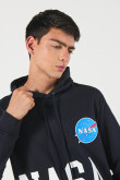 Buzo capota con estampado en frente de Nasa.