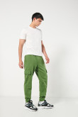 Pantalón unicolor jogger cargo con bolsillos laterales