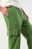 Pantalón unicolor jogger cargo con bolsillos laterales