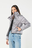 Chaqueta acolchada gris con bolsillos y cuello alto