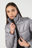 Chaqueta acolchada gris con bolsillos y cuello alto