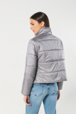 Chaqueta acolchada gris con bolsillos y cuello alto