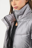 Chaqueta acolchada gris con bolsillos y cuello alto