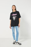 Camiseta oversize negra con diseño de Kuromi y manga corta