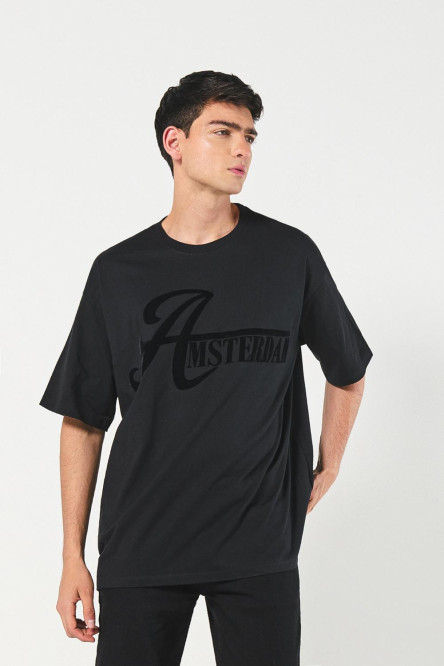 Camiseta negra oversize cuello redondo con texto college