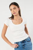 Camiseta cuello redondo crema clara con texturas acanaladas