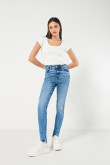 Jean jegging azul claro con bolsillos y tiro súper alto