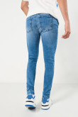 Jean skinny azul claro con desgastes localizados y tiro bajo