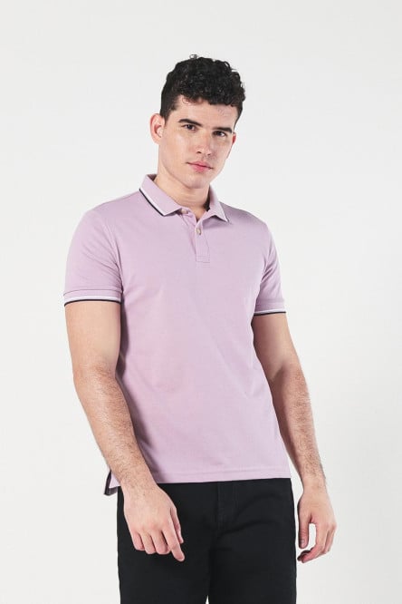 Camiseta unicolor polo con rayas en cuello y puños