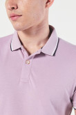 Camiseta unicolor polo con rayas en cuello y puños