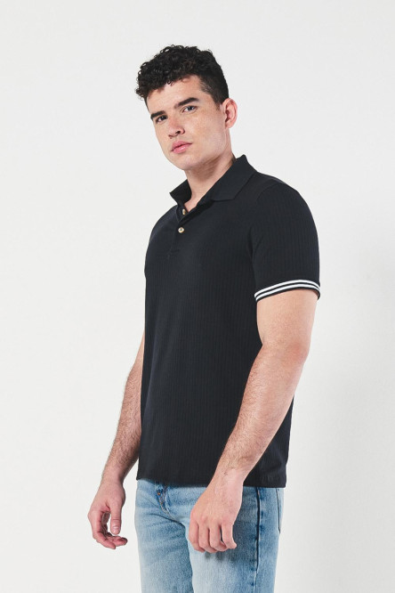 Camiseta negra polo con manga corta y texturas acanaladas