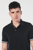 Camiseta negra polo con manga corta y texturas acanaladas