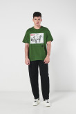 Camiseta verde oscura oversize con estampados vaqueros