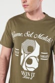 Camiseta verde manga corta con diseño college deportivo