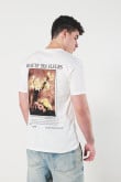 Camiseta crema manga corta con diseño artístico de flores