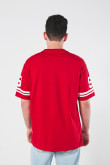 Camiseta college oversize roja oscura con cuello V