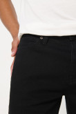 Bermuda negra slim en jean con bolsillos y tiro bajo