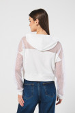 Buzo oversize crema crop top con capota y detalles en malla