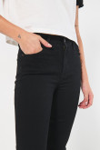 Jean push up tiro alto negro con bolsillos y realce