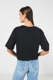 Camiseta oversize negra crop top con diseño cósmico