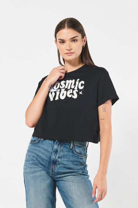 Camiseta crop top negra con diseño cósmico en frente