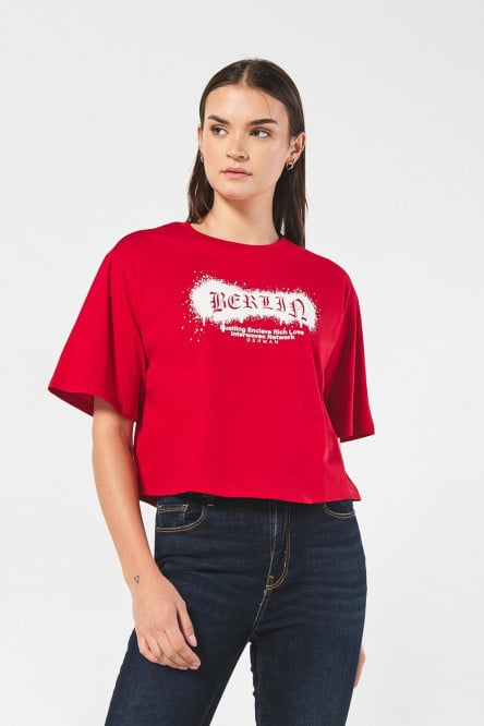 Camiseta roja crop top oversize con diseño college